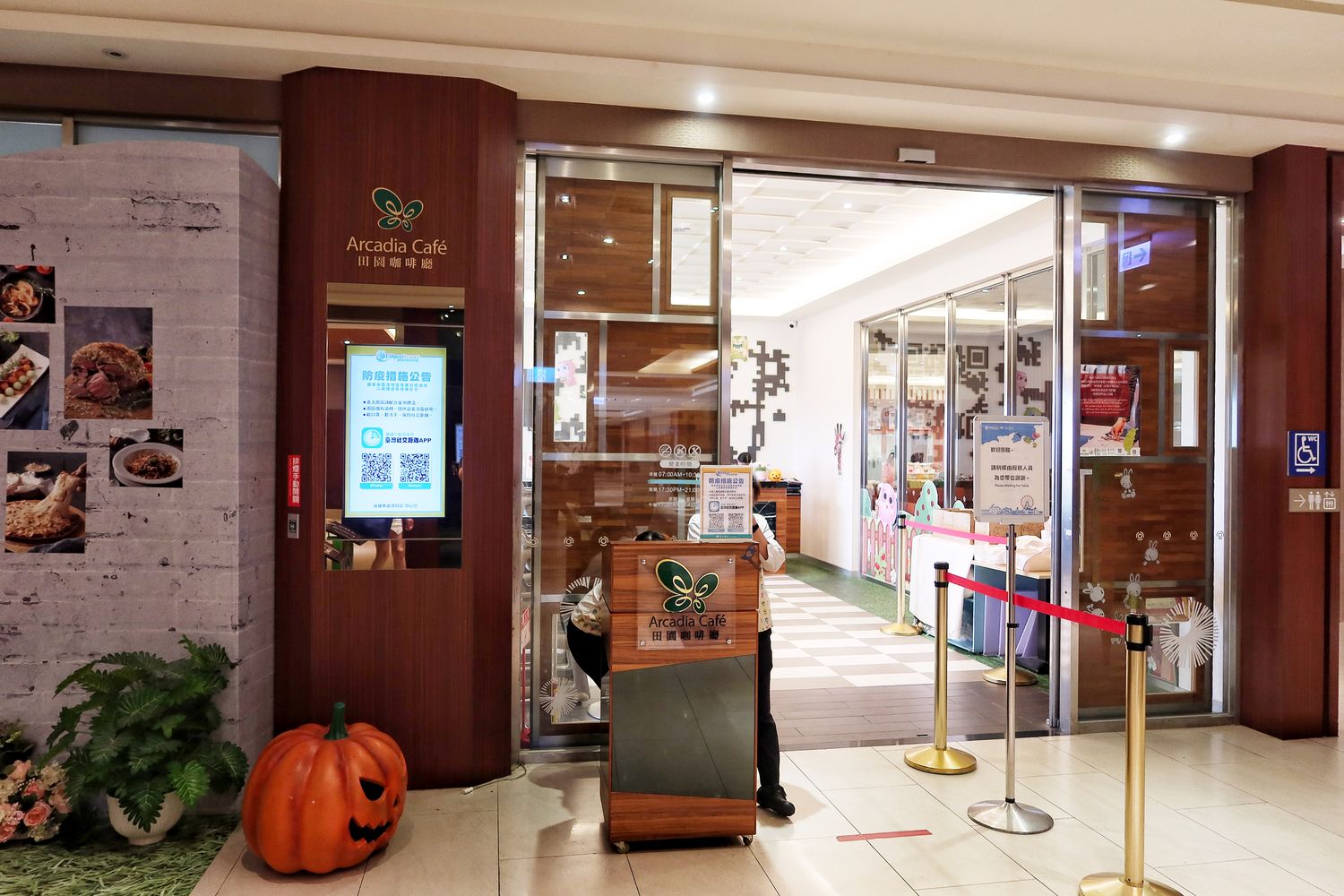 【台中麗寶住宿】福容大飯店麗寶樂園，附設兒童遊戲室.戶外泳池，自助早餐超豐盛，走出門就能玩樂園.搭摩天輪.逛outlet! @混血珊莎的奇幻旅程