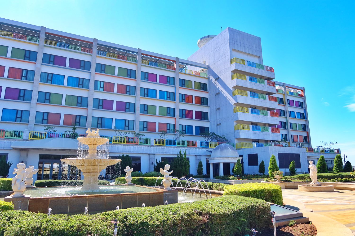【台中麗寶住宿】福容大飯店麗寶樂園，附設兒童遊戲室.戶外泳池，自助早餐超豐盛，走出門就能玩樂園.搭摩天輪.逛outlet! @混血珊莎的奇幻旅程