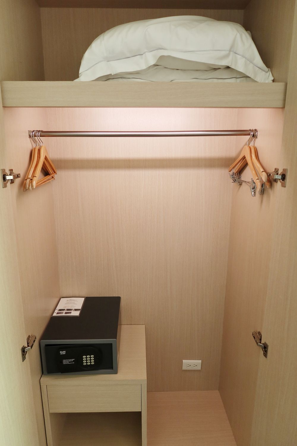 【台中麗寶住宿】福容大飯店麗寶樂園，附設兒童遊戲室.戶外泳池，自助早餐超豐盛，走出門就能玩樂園.搭摩天輪.逛outlet! @混血珊莎的奇幻旅程