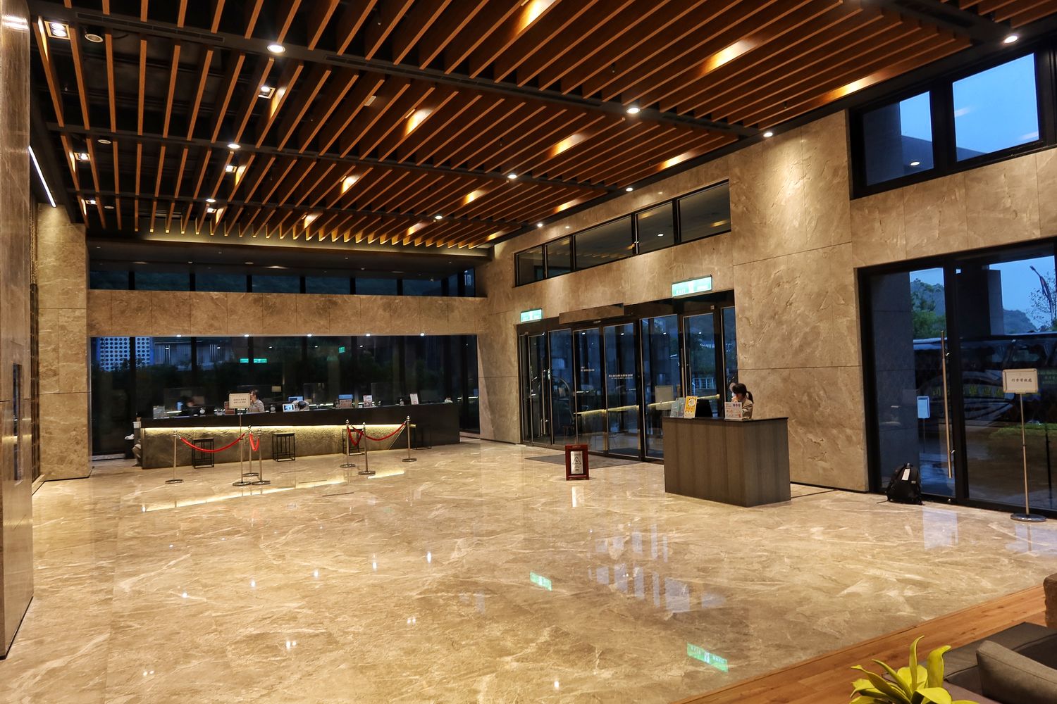 煙波大飯店蘇澳四季雙泉館｜房間獨享黃金雙湯，高空景觀泳池! @混血珊莎的奇幻旅程