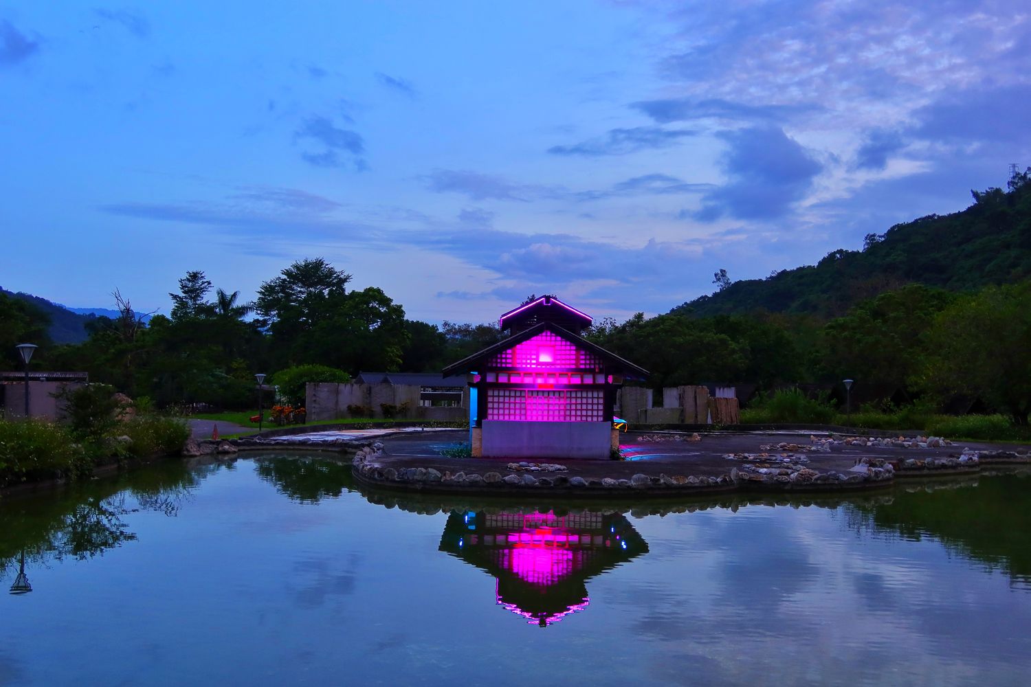 【花蓮露營】鯉魚潭露營渡假村，山水谷豪華露營體驗，超夢幻水上球型屋，帳蓬附設獨立衛浴，烤肉溫泉通通有，走出房門就能看星星! @混血珊莎的奇幻旅程