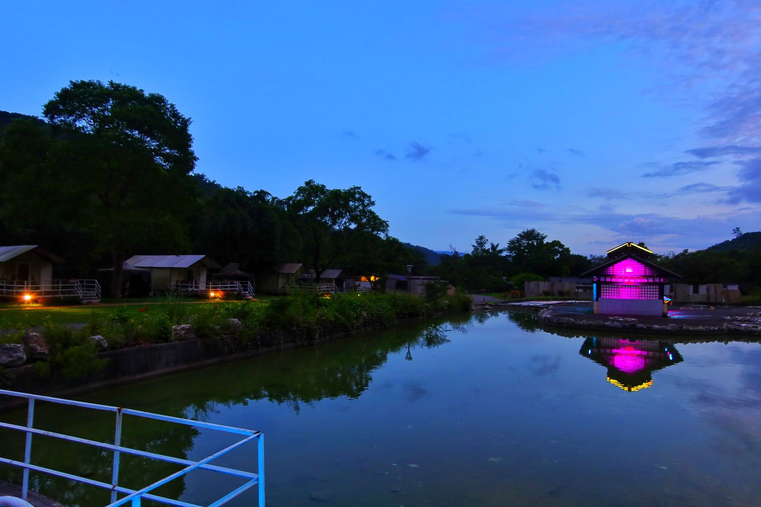 【花蓮露營】鯉魚潭露營渡假村，山水谷豪華露營體驗，超夢幻水上球型屋，帳蓬附設獨立衛浴，烤肉溫泉通通有，走出房門就能看星星! @混血珊莎的奇幻旅程