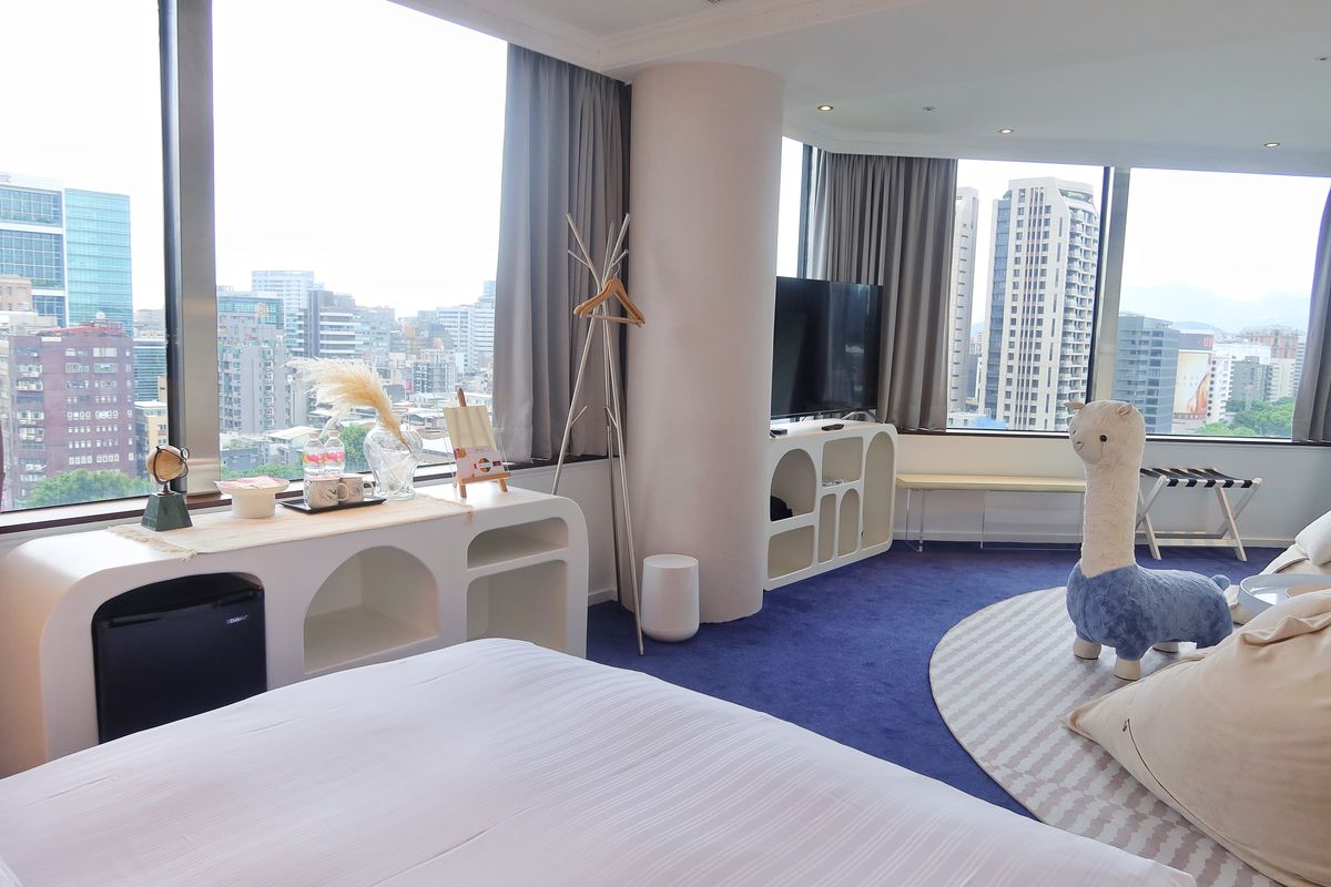 【台北小巨蛋住宿】美寓藝術文旅， 景觀浴缸遠眺城市美景，IG網美最愛拍照點! @混血珊莎的奇幻旅程