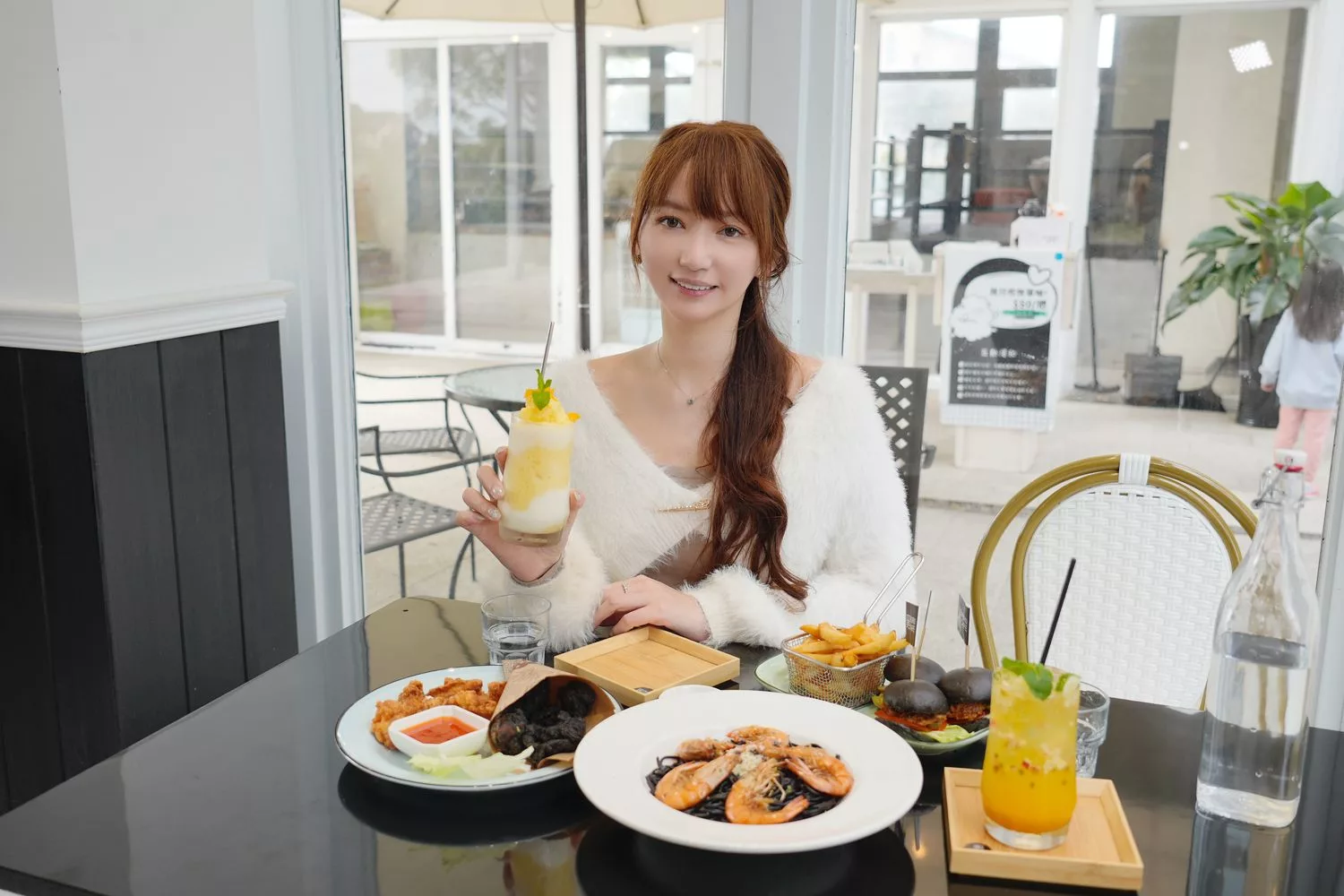 【黑RURU CAFE】笑笑羊&#038;熊貓羊咖啡廳，互動餵食萌翻天，完整 2024 菜單餐點交通介紹! @混血珊莎的奇幻旅程