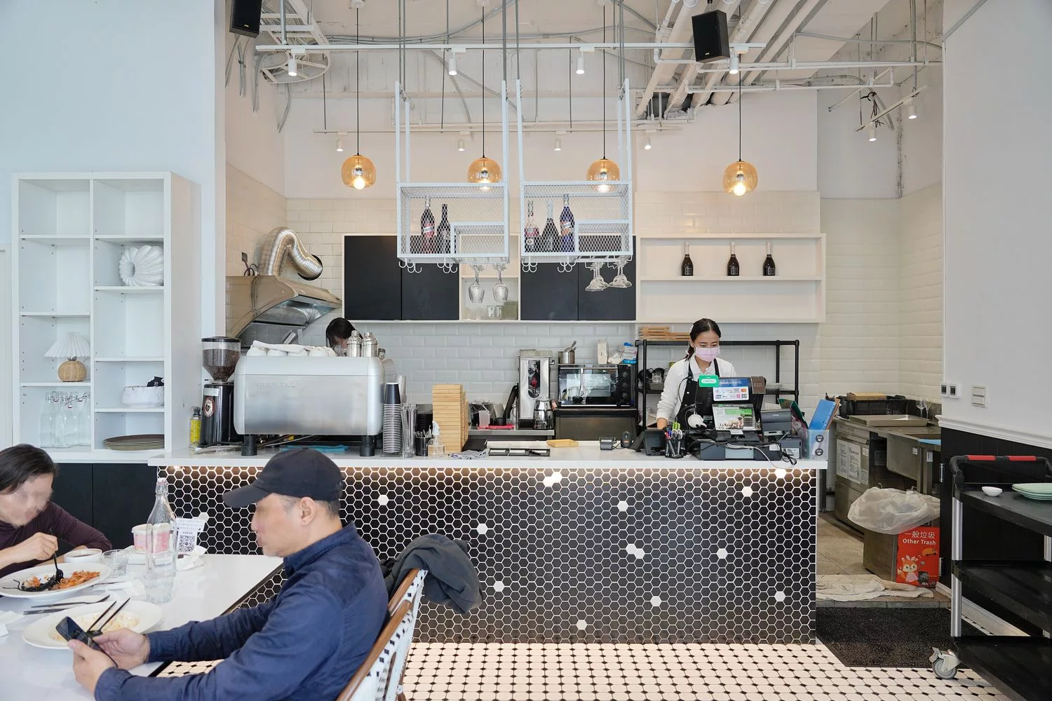 【黑RURU CAFE】笑笑羊&#038;熊貓羊咖啡廳，互動餵食萌翻天，完整 2024 菜單餐點交通介紹! @混血珊莎的奇幻旅程