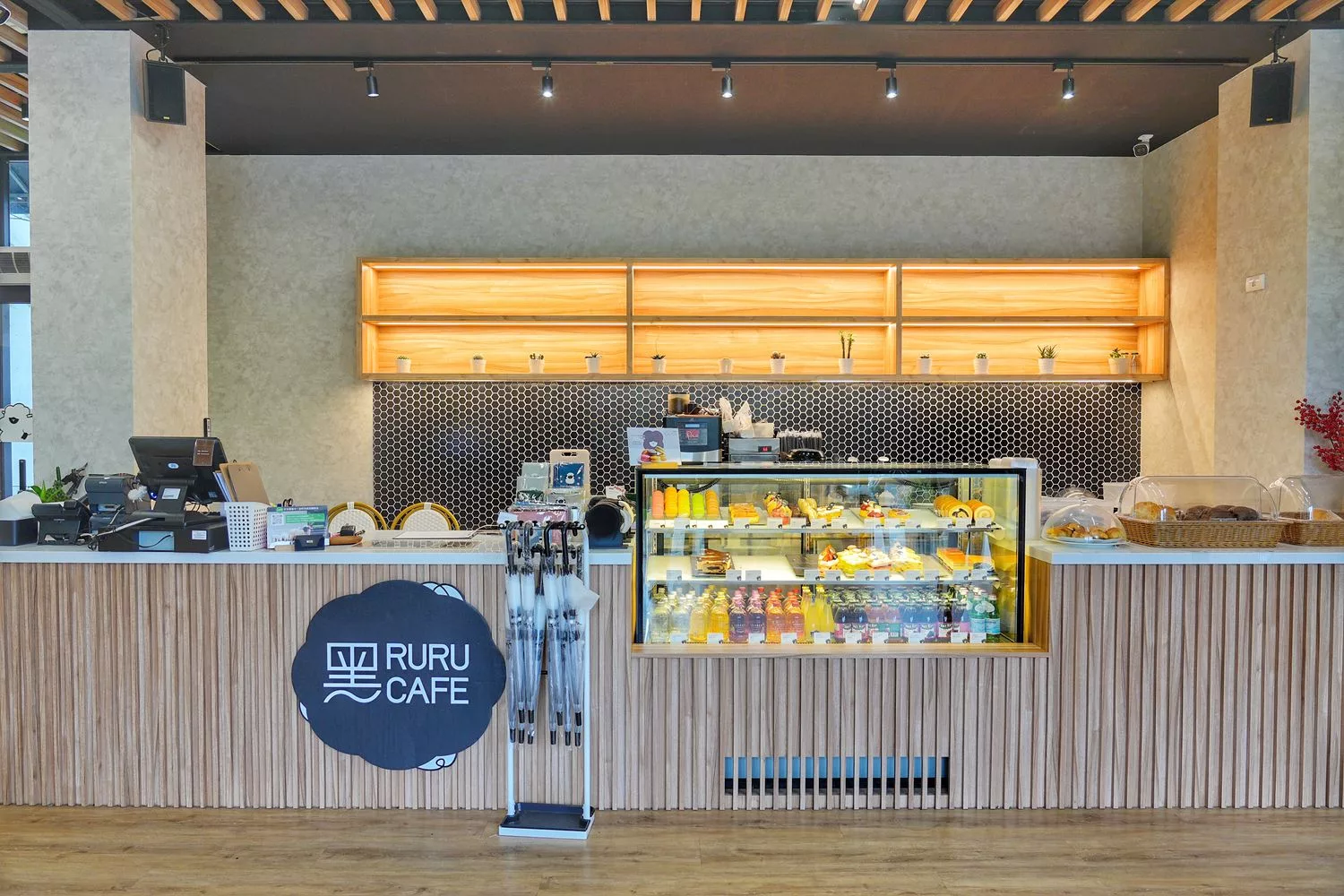 【黑RURU CAFE】笑笑羊&#038;熊貓羊咖啡廳，互動餵食萌翻天，完整 2024 菜單餐點交通介紹! @混血珊莎的奇幻旅程