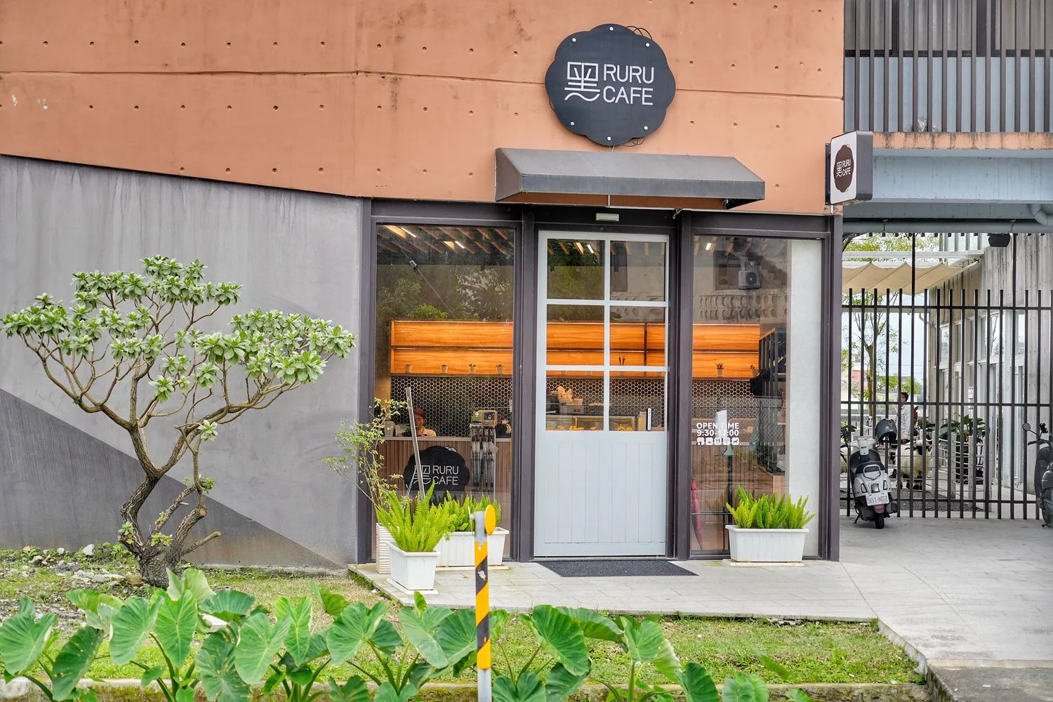 【黑RURU CAFE】笑笑羊&#038;熊貓羊咖啡廳，互動餵食萌翻天，完整 2024 菜單餐點交通介紹! @混血珊莎的奇幻旅程