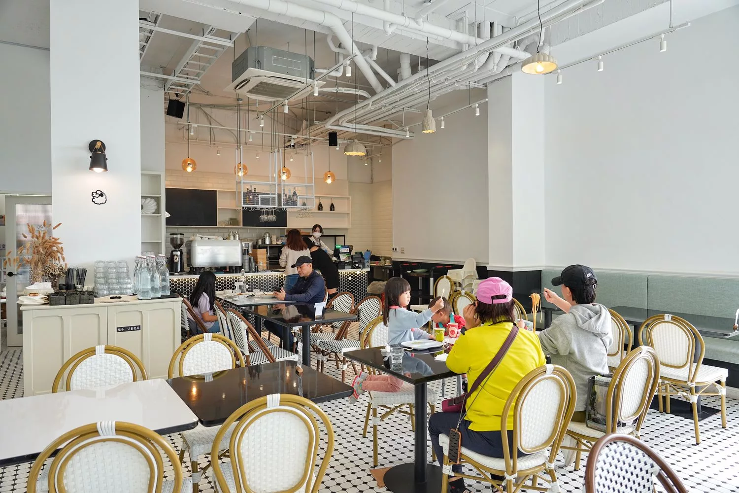 【黑RURU CAFE】笑笑羊&#038;熊貓羊咖啡廳，互動餵食萌翻天，完整 2024 菜單餐點交通介紹! @混血珊莎的奇幻旅程