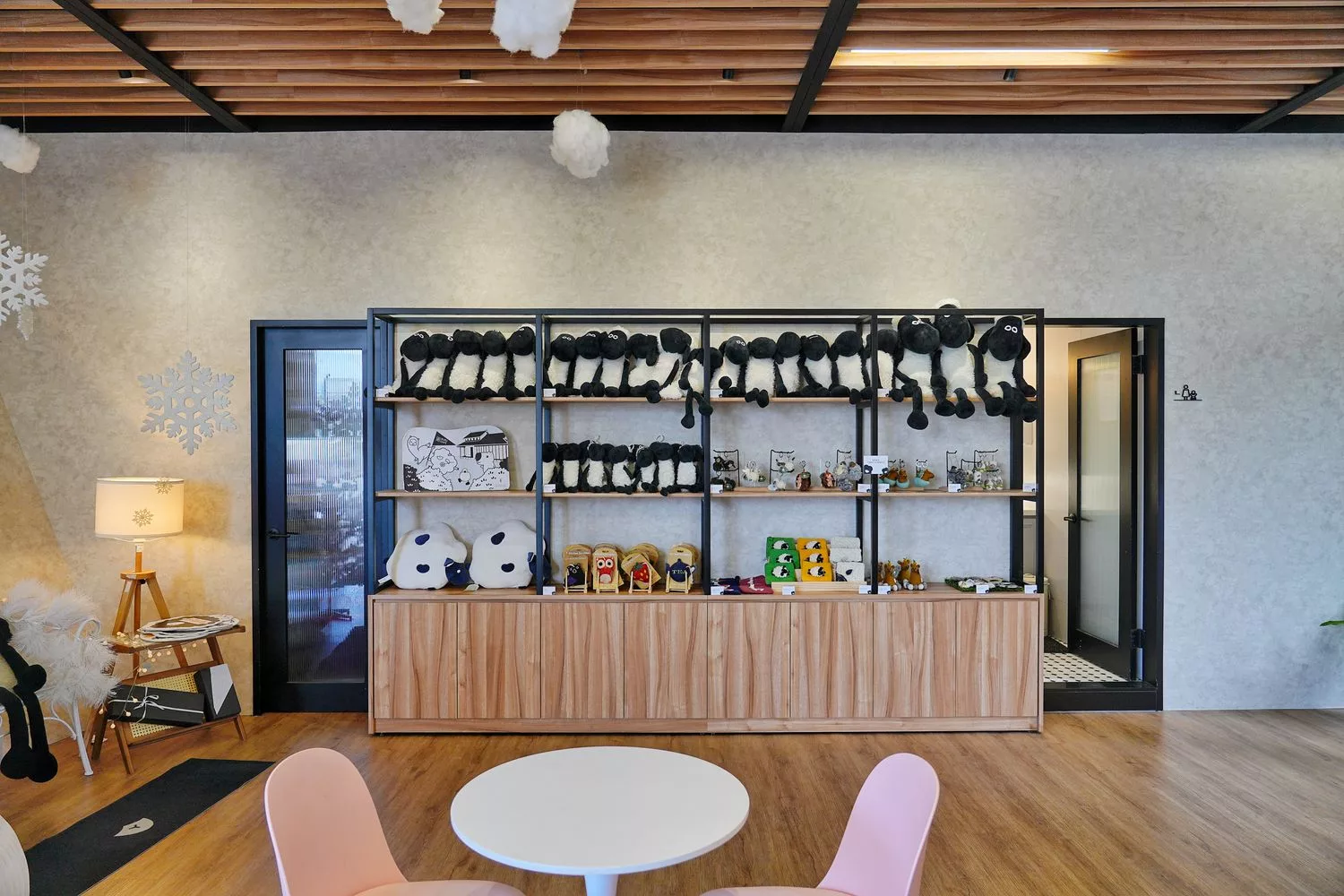 【黑RURU CAFE】笑笑羊&#038;熊貓羊咖啡廳，互動餵食萌翻天，完整 2024 菜單餐點交通介紹! @混血珊莎的奇幻旅程