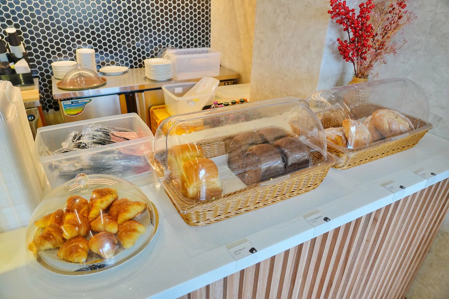 【黑RURU CAFE】笑笑羊&#038;熊貓羊咖啡廳，互動餵食萌翻天，完整 2024 菜單餐點交通介紹! @混血珊莎的奇幻旅程