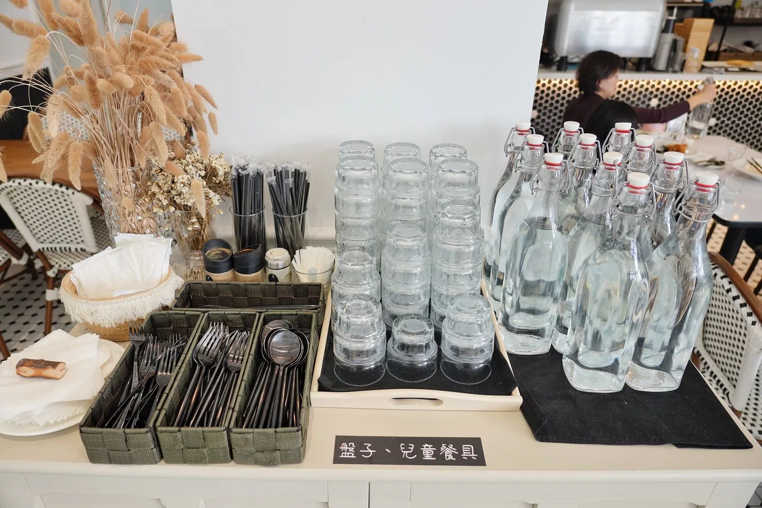 【黑RURU CAFE】笑笑羊&#038;熊貓羊咖啡廳，互動餵食萌翻天，完整 2024 菜單餐點交通介紹! @混血珊莎的奇幻旅程