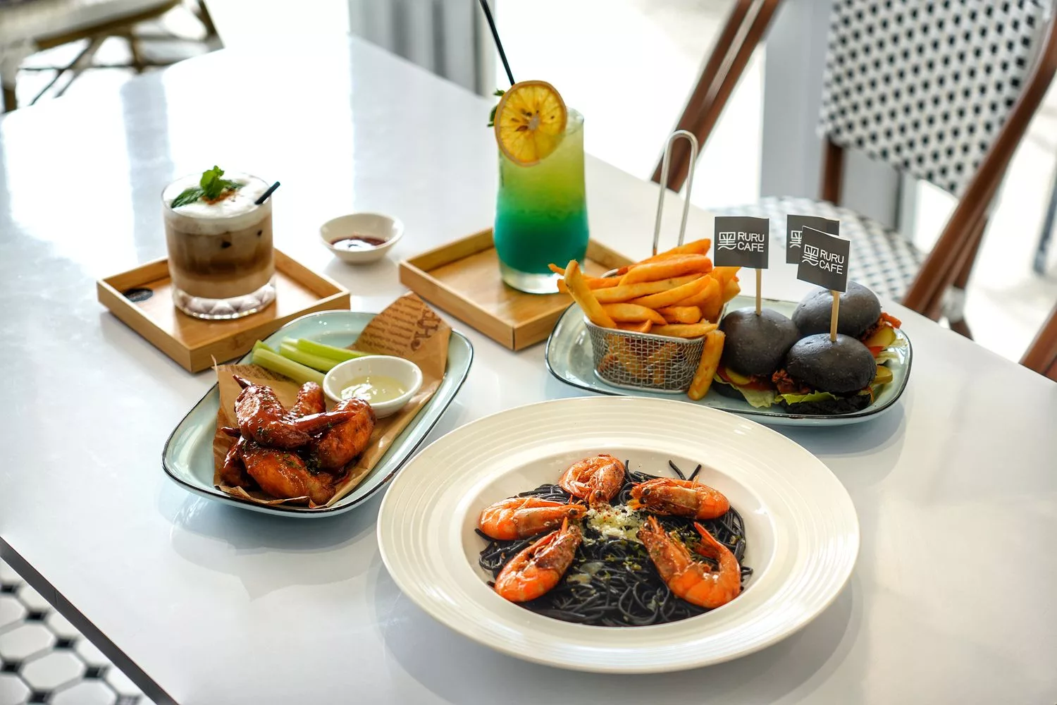 【黑RURU CAFE】笑笑羊&#038;熊貓羊咖啡廳，互動餵食萌翻天，完整 2024 菜單餐點交通介紹! @混血珊莎的奇幻旅程