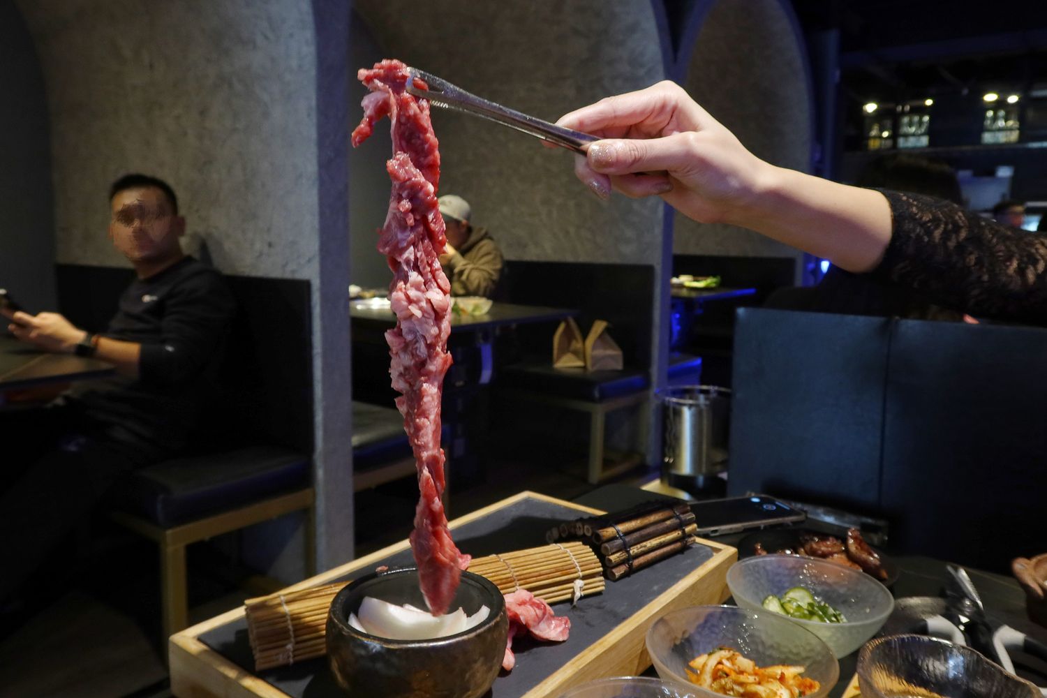 【新竹東區美食】山上走走日式無菜單燒肉專門店，超夢幻水族館餐廳，新竹無菜單料理推薦! @混血珊莎的奇幻旅程
