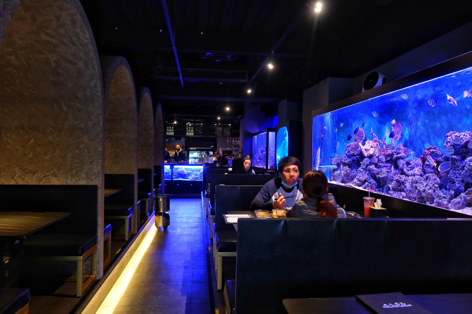 【新竹東區美食】山上走走日式無菜單燒肉專門店，超夢幻水族館餐廳，新竹無菜單料理推薦! @混血珊莎的奇幻旅程