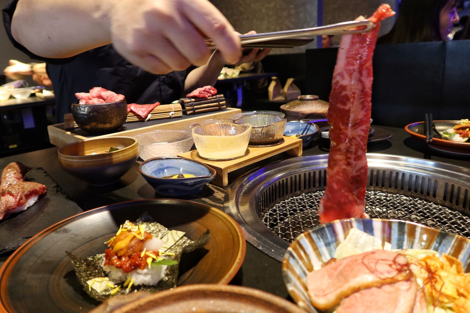 【新竹東區美食】山上走走日式無菜單燒肉專門店，超夢幻水族館餐廳，新竹無菜單料理推薦! @混血珊莎的奇幻旅程