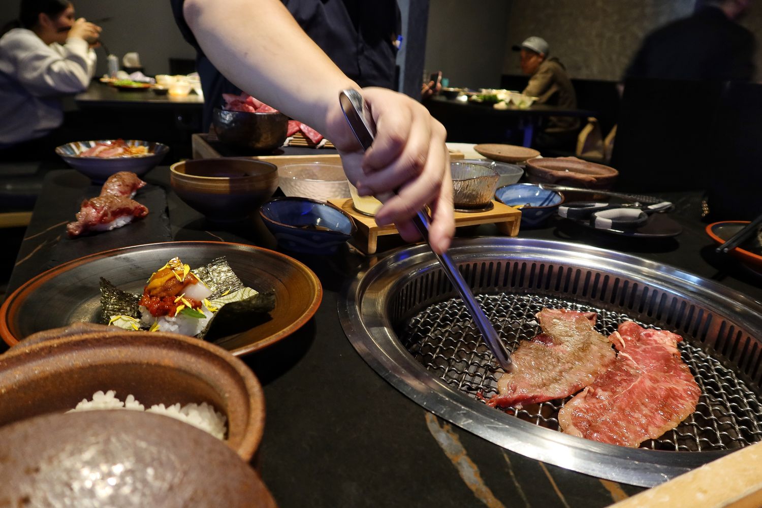 【新竹東區美食】山上走走日式無菜單燒肉專門店，超夢幻水族館餐廳，新竹無菜單料理推薦! @混血珊莎的奇幻旅程