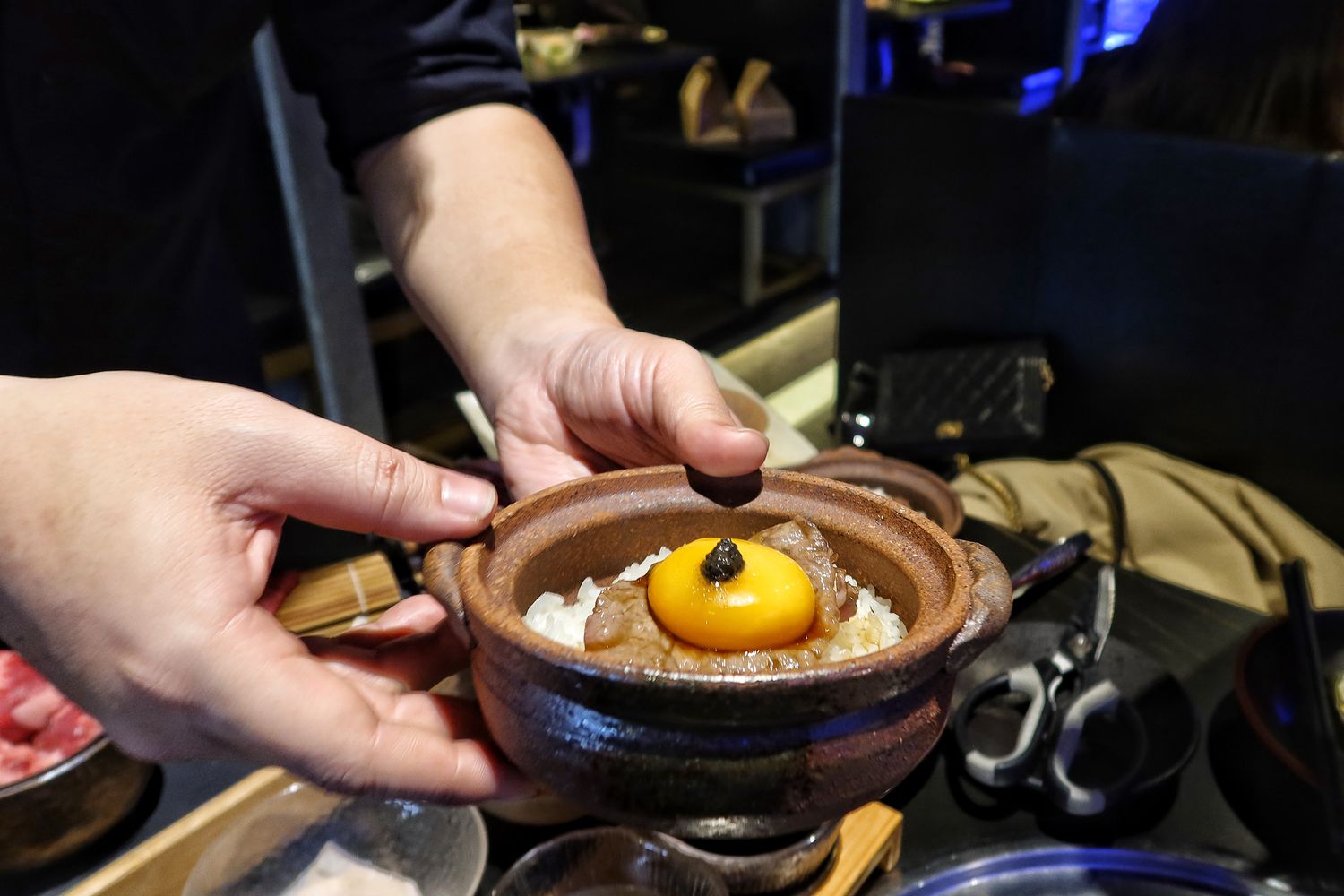 【新竹東區美食】山上走走日式無菜單燒肉專門店，超夢幻水族館餐廳，新竹無菜單料理推薦! @混血珊莎的奇幻旅程