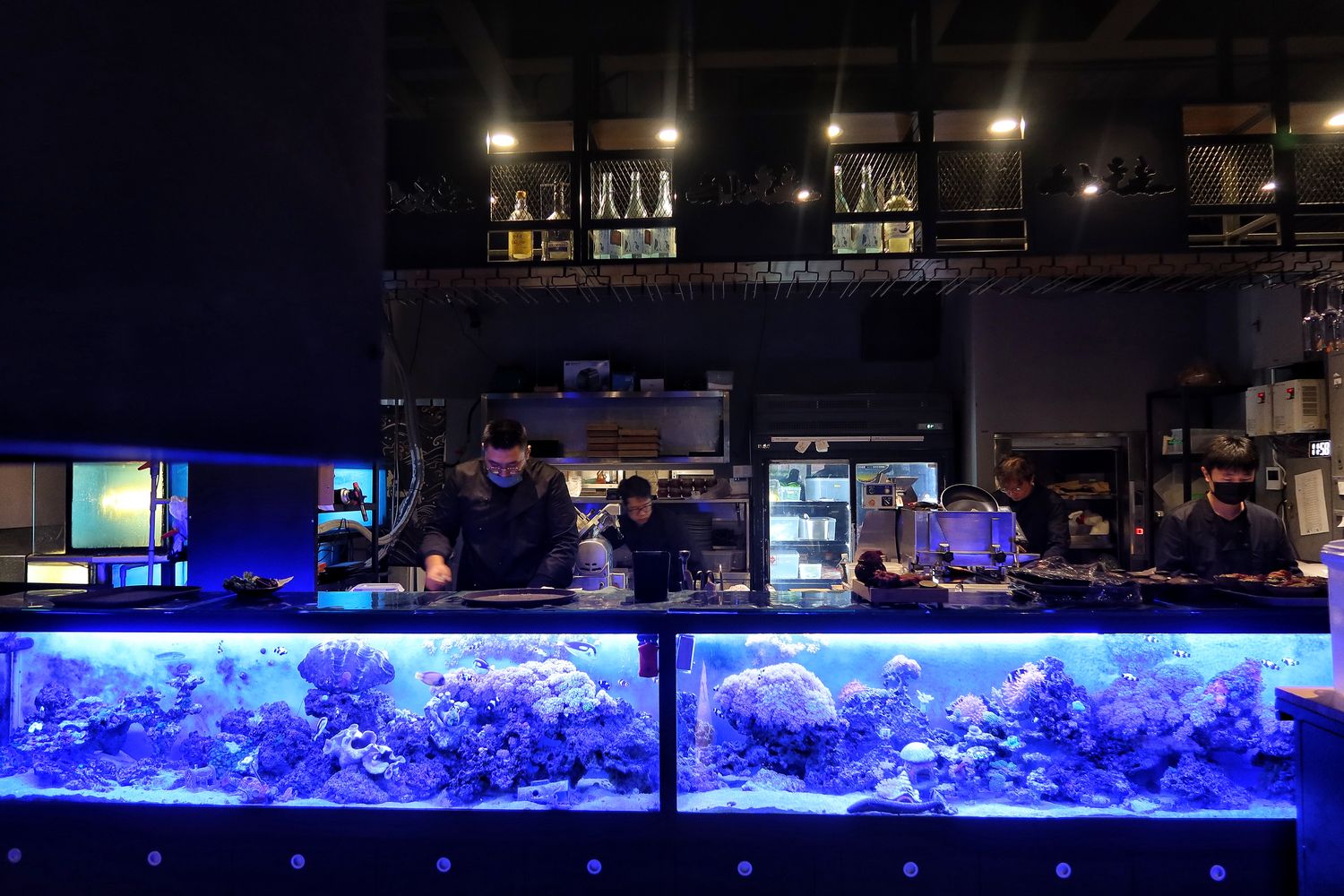 【新竹東區美食】山上走走日式無菜單燒肉專門店，超夢幻水族館餐廳，新竹無菜單料理推薦! @混血珊莎的奇幻旅程