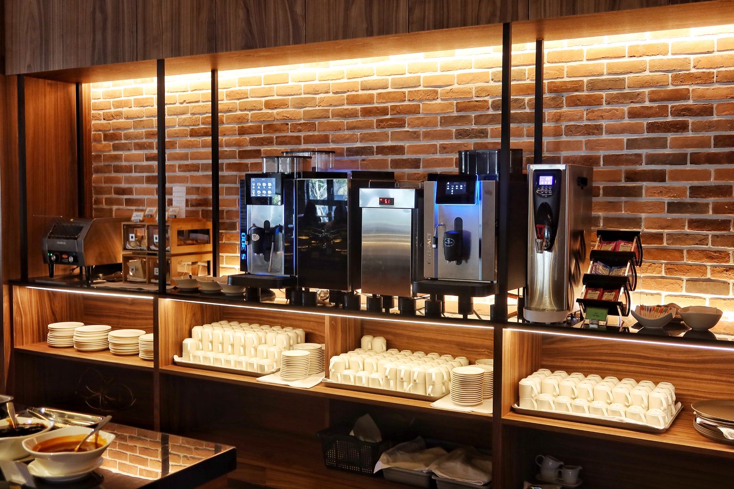 【梧棲飯店】台中震大金鬱金香酒店，質感住宿搭配精緻buffet早餐! @混血珊莎的奇幻旅程