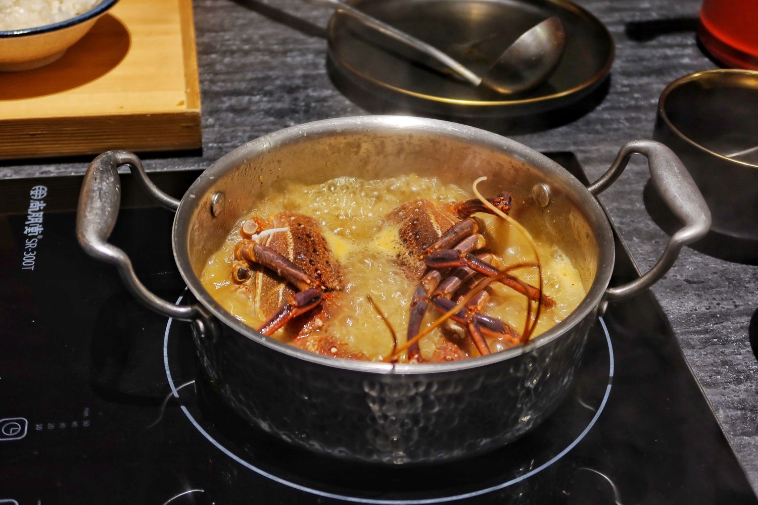 【桃園頂級火鍋】IKKON SHABU|在地人激推的桃園和牛火鍋跟桃園調酒，頂級食材搭配專人桌邊服務，質感系桃園海鮮火鍋推薦! @混血珊莎的奇幻旅程