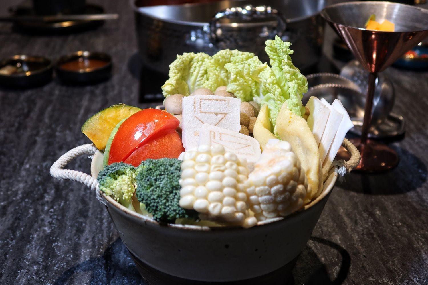 【桃園頂級火鍋】IKKON SHABU|在地人激推的桃園和牛火鍋跟桃園調酒，頂級食材搭配專人桌邊服務，質感系桃園海鮮火鍋推薦! @混血珊莎的奇幻旅程