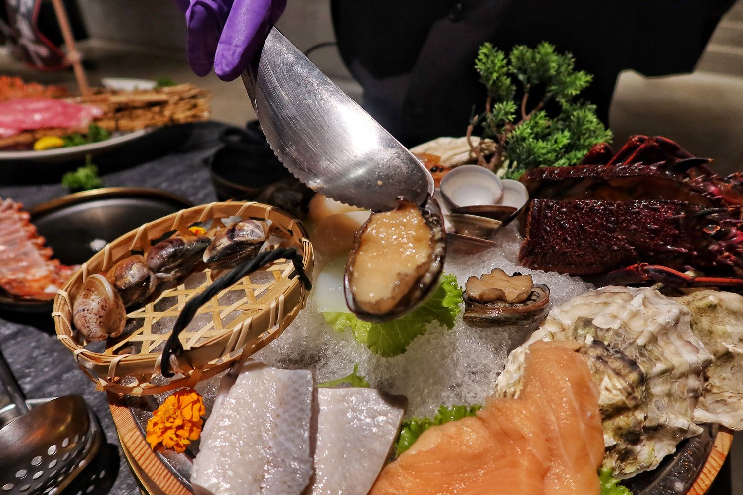 【桃園頂級火鍋】IKKON SHABU|在地人激推的桃園和牛火鍋跟桃園調酒，頂級食材搭配專人桌邊服務，質感系桃園海鮮火鍋推薦! @混血珊莎的奇幻旅程