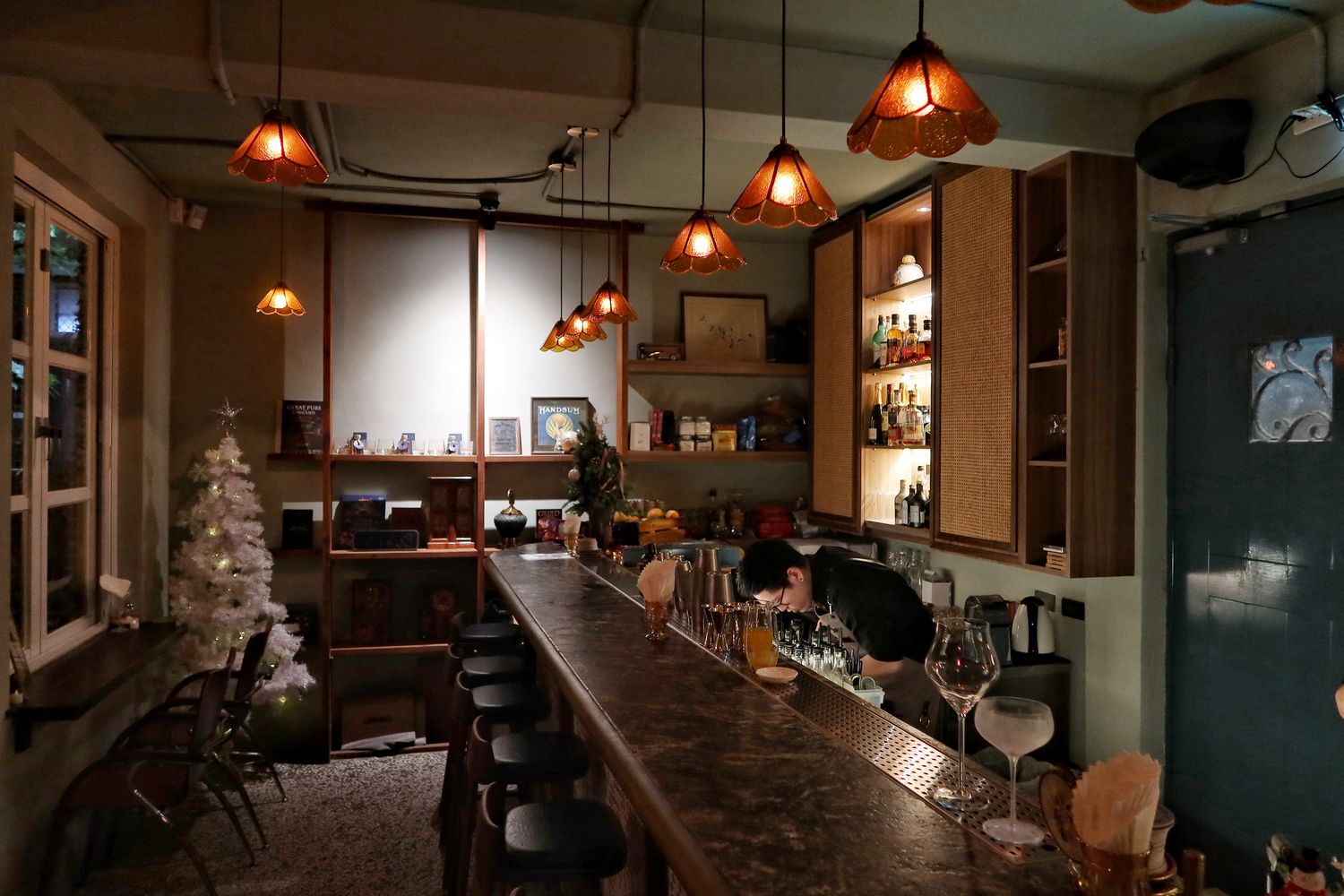 【台中酒吧推薦】Nobody Knows Bar 無人知曉|隱身在巷弄內的老宅酒吧，創意調酒搭配復古台菜料理 @混血珊莎的奇幻旅程