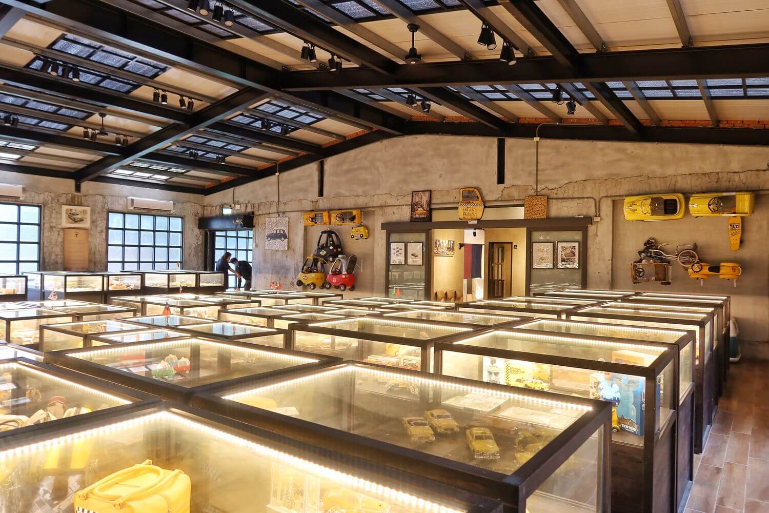 【宜蘭蘇澳景點】計程車博物館TAXI Museum，收藏各國經典古董車，還有碰碰車可以玩! @混血珊莎的奇幻旅程