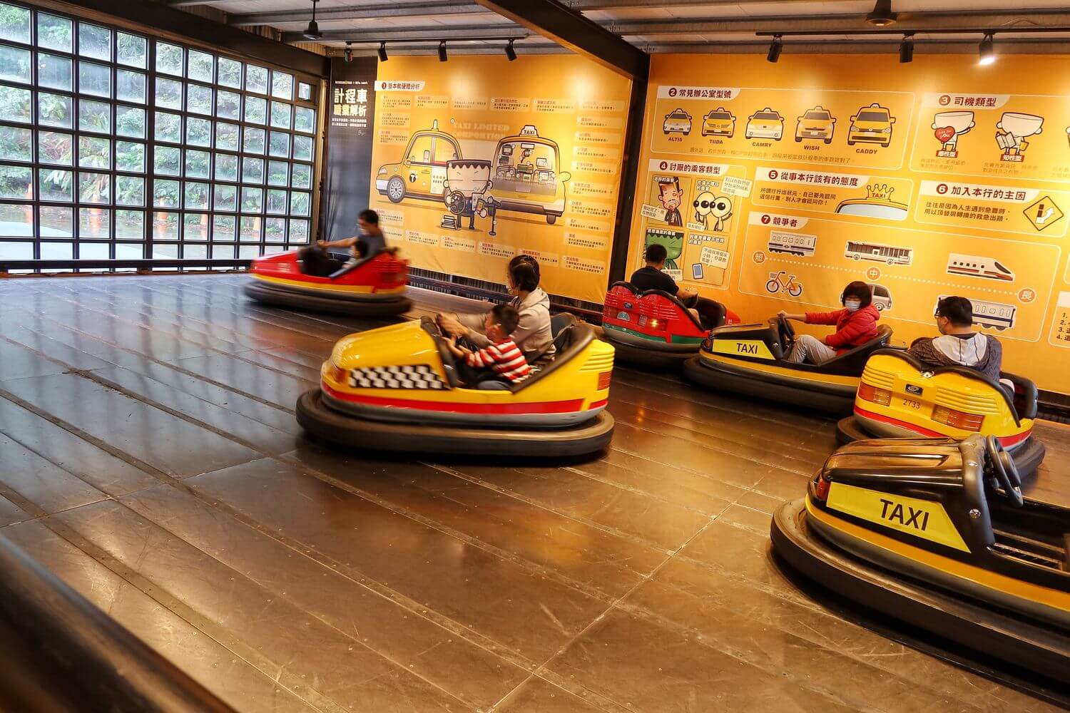 【宜蘭蘇澳景點】計程車博物館TAXI Museum，收藏各國經典古董車，還有碰碰車可以玩! @混血珊莎的奇幻旅程