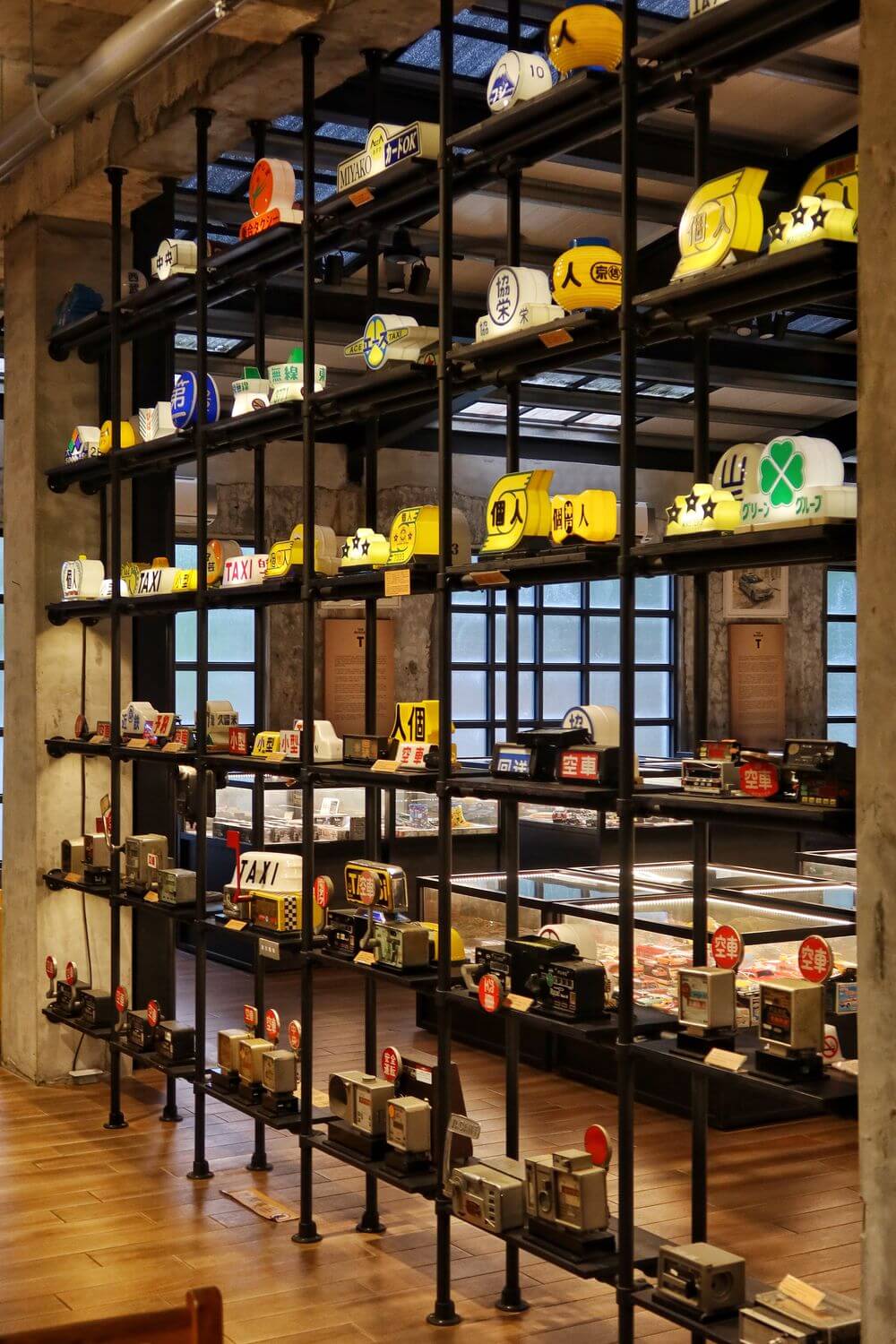 【宜蘭蘇澳景點】計程車博物館TAXI Museum，收藏各國經典古董車，還有碰碰車可以玩! @混血珊莎的奇幻旅程