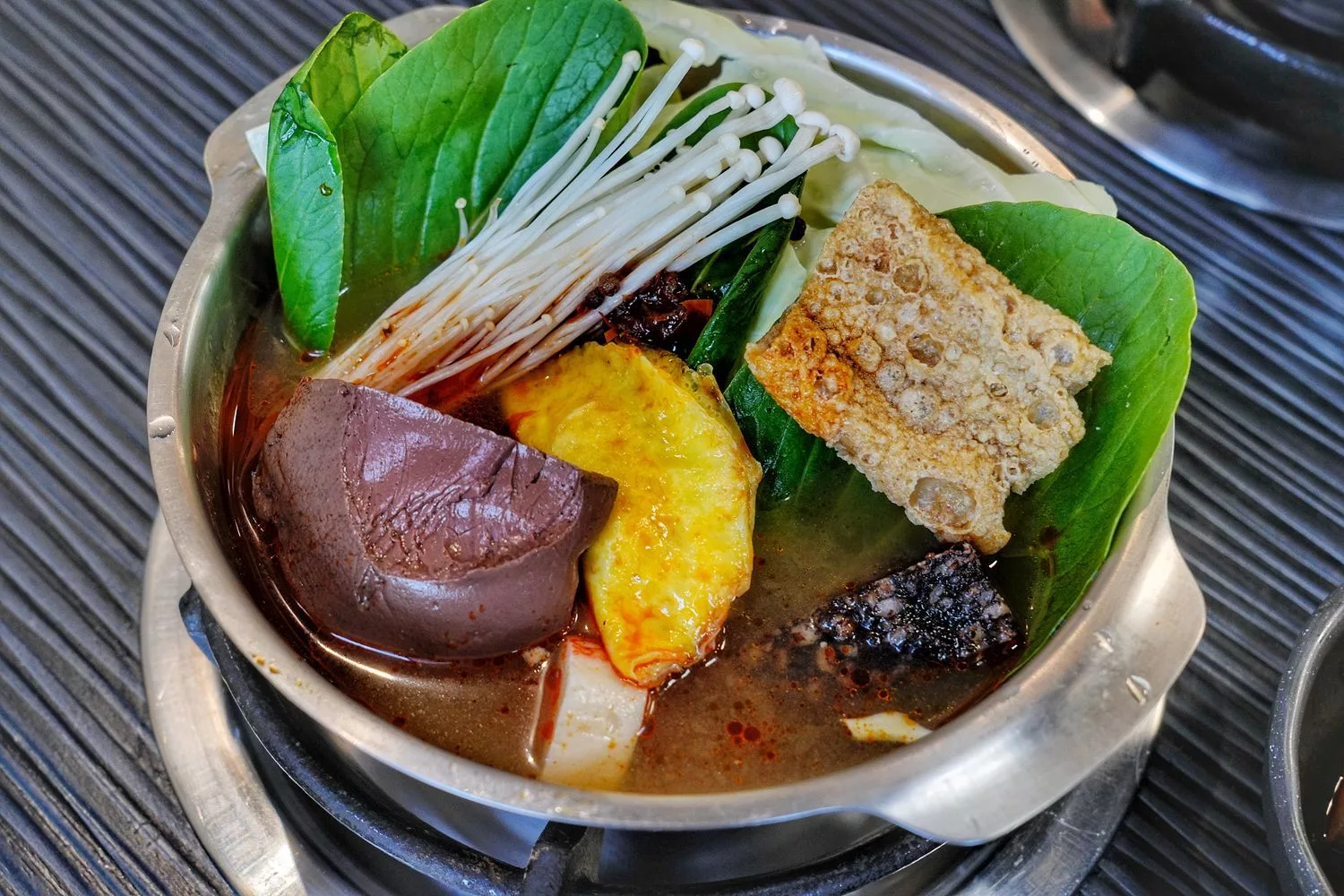 【大里火鍋店】五鮮級鍋物專賣，超大 17 盎司肉盤只要 255 元起，平日加碼送肉! @混血珊莎的奇幻旅程