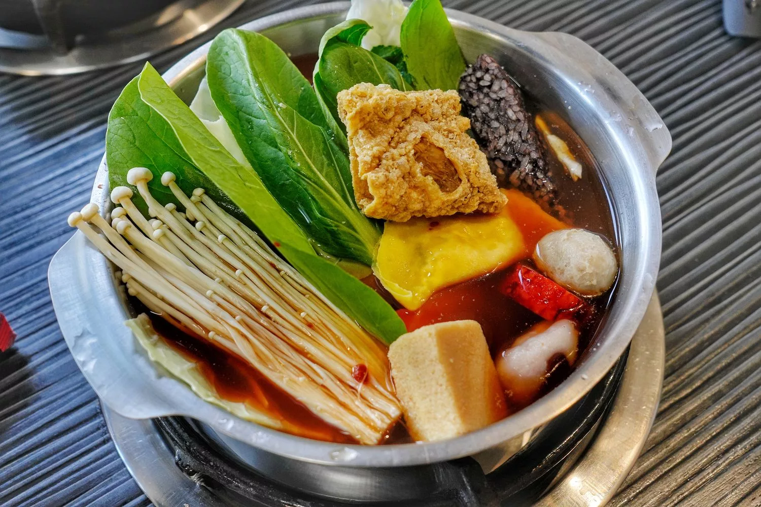 【大里火鍋店】五鮮級鍋物專賣，超大 17 盎司肉盤只要 255 元起，平日加碼送肉! @混血珊莎的奇幻旅程