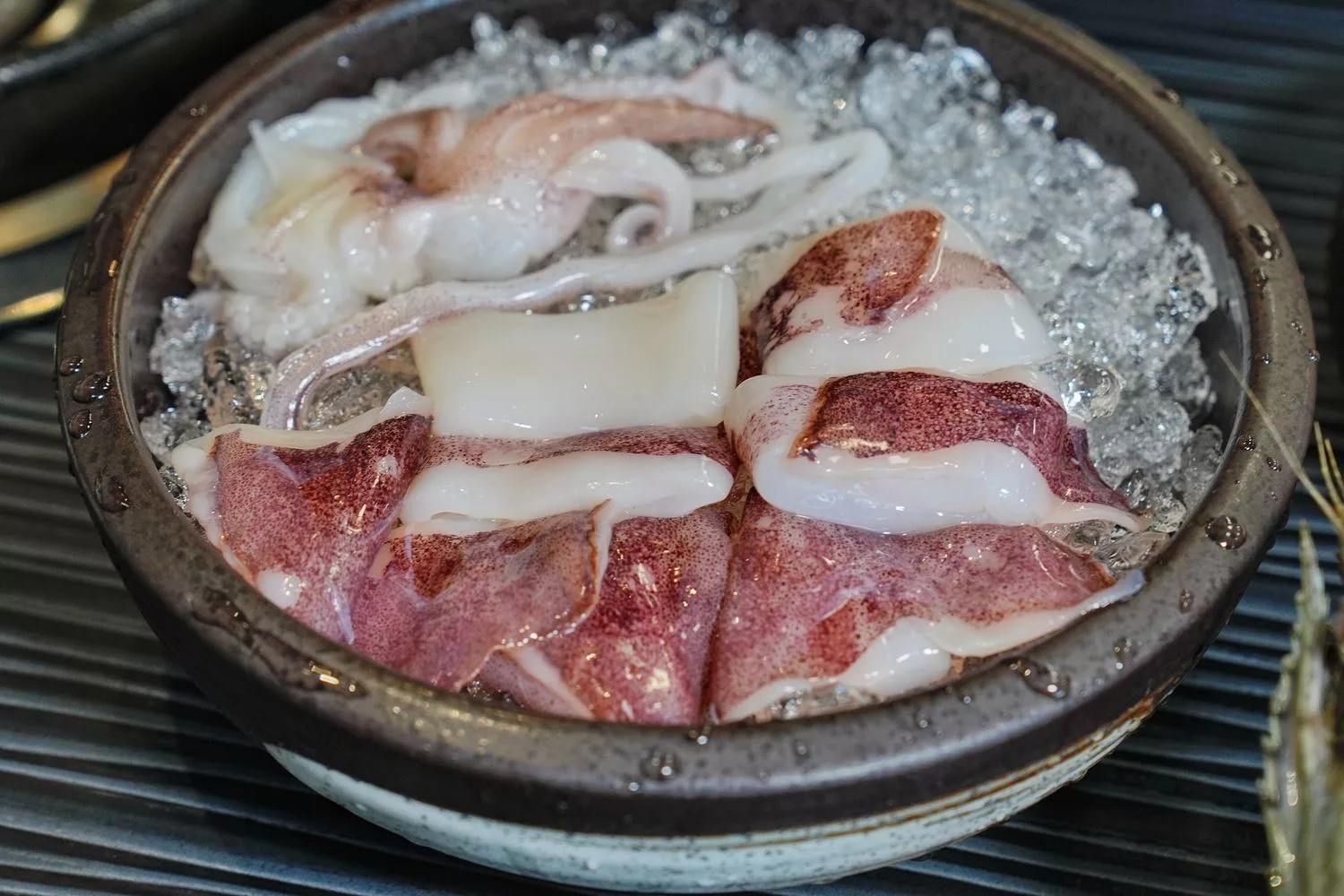 【大里火鍋店】五鮮級鍋物專賣，超大 17 盎司肉盤只要 255 元起，平日加碼送肉! @混血珊莎的奇幻旅程