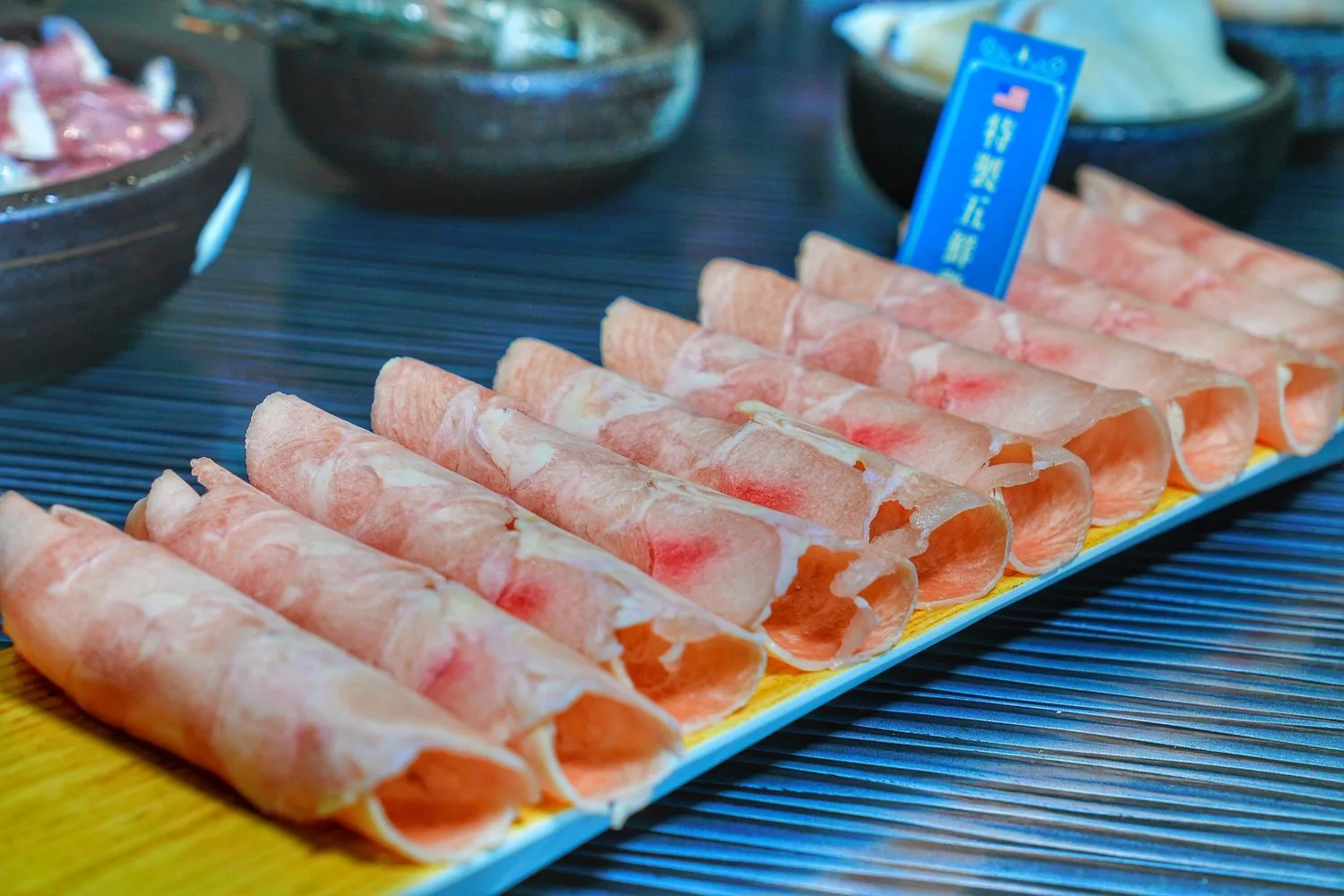 【大里火鍋店】五鮮級鍋物專賣，超大 17 盎司肉盤只要 255 元起，平日加碼送肉! @混血珊莎的奇幻旅程