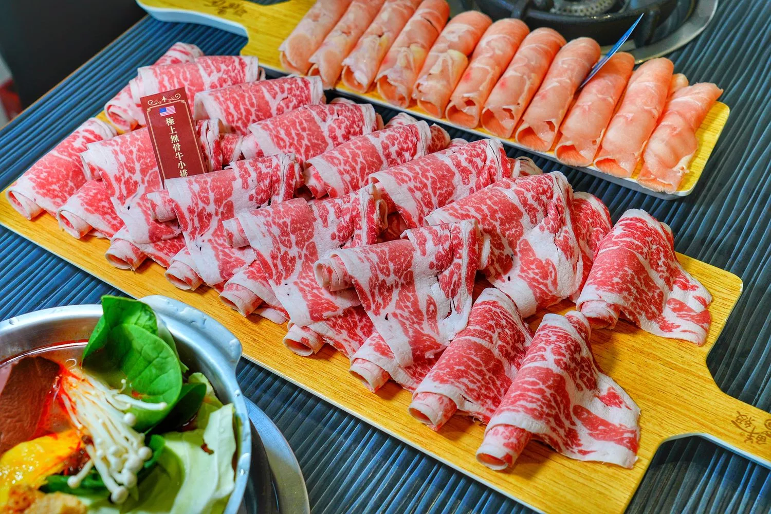 【大里火鍋店】五鮮級鍋物專賣，超大 17 盎司肉盤只要 255 元起，平日加碼送肉! @混血珊莎的奇幻旅程