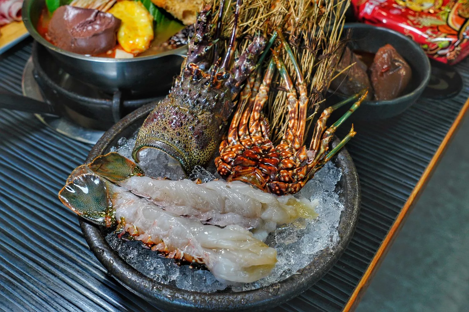 【大里火鍋店】五鮮級鍋物專賣，超大 17 盎司肉盤只要 255 元起，平日加碼送肉! @混血珊莎的奇幻旅程