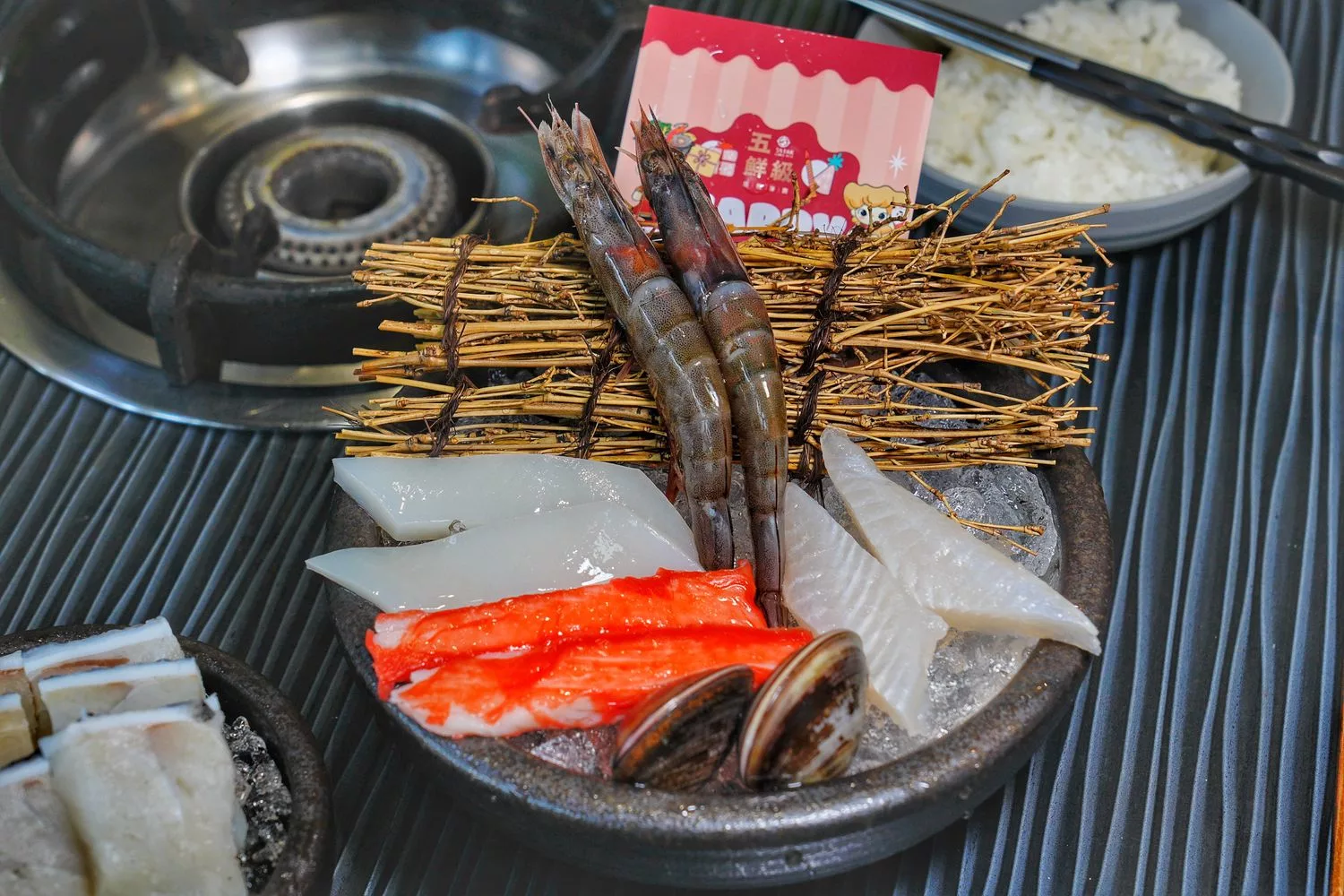 【大里火鍋店】五鮮級鍋物專賣，超大 17 盎司肉盤只要 255 元起，平日加碼送肉! @混血珊莎的奇幻旅程