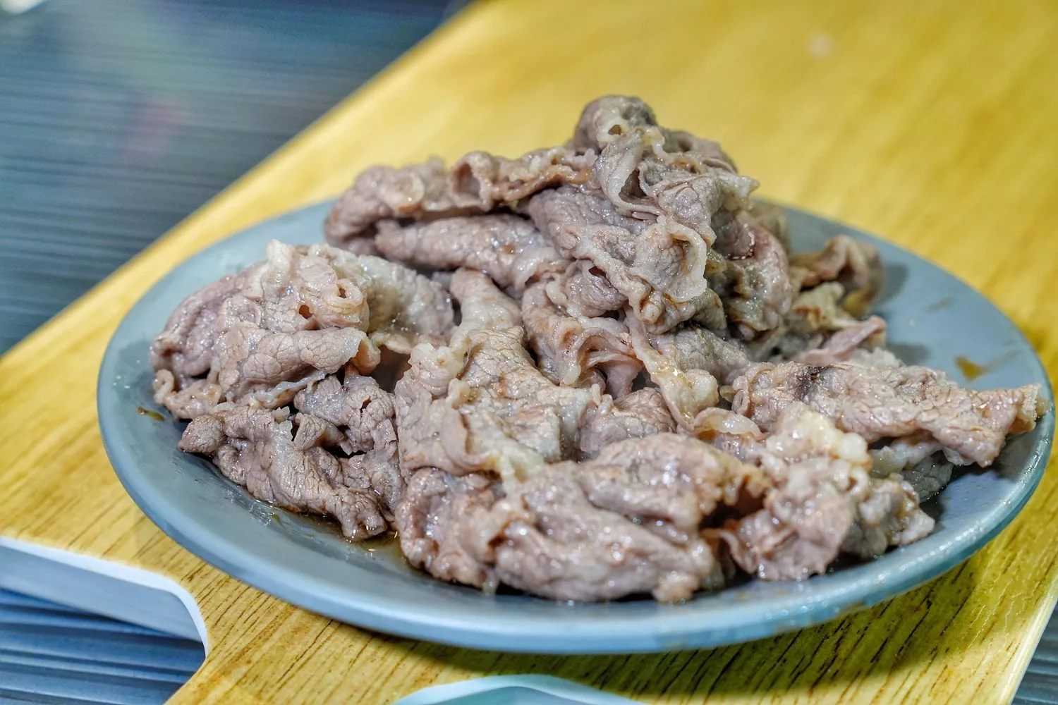 【大里火鍋店】五鮮級鍋物專賣，超大 17 盎司肉盤只要 255 元起，平日加碼送肉! @混血珊莎的奇幻旅程