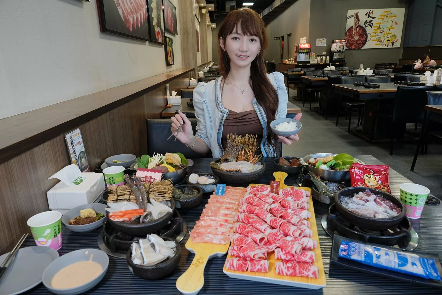 【大里火鍋店】五鮮級鍋物專賣，超大 17 盎司肉盤只要 255 元起，平日加碼送肉! @混血珊莎的奇幻旅程