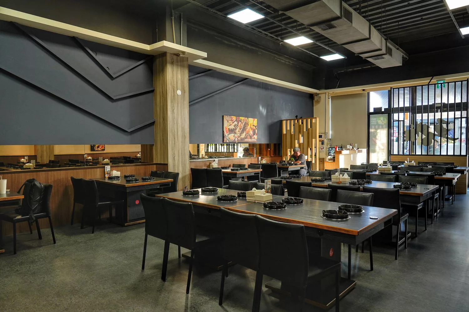 【大里火鍋店】五鮮級鍋物專賣，超大 17 盎司肉盤只要 255 元起，平日加碼送肉! @混血珊莎的奇幻旅程