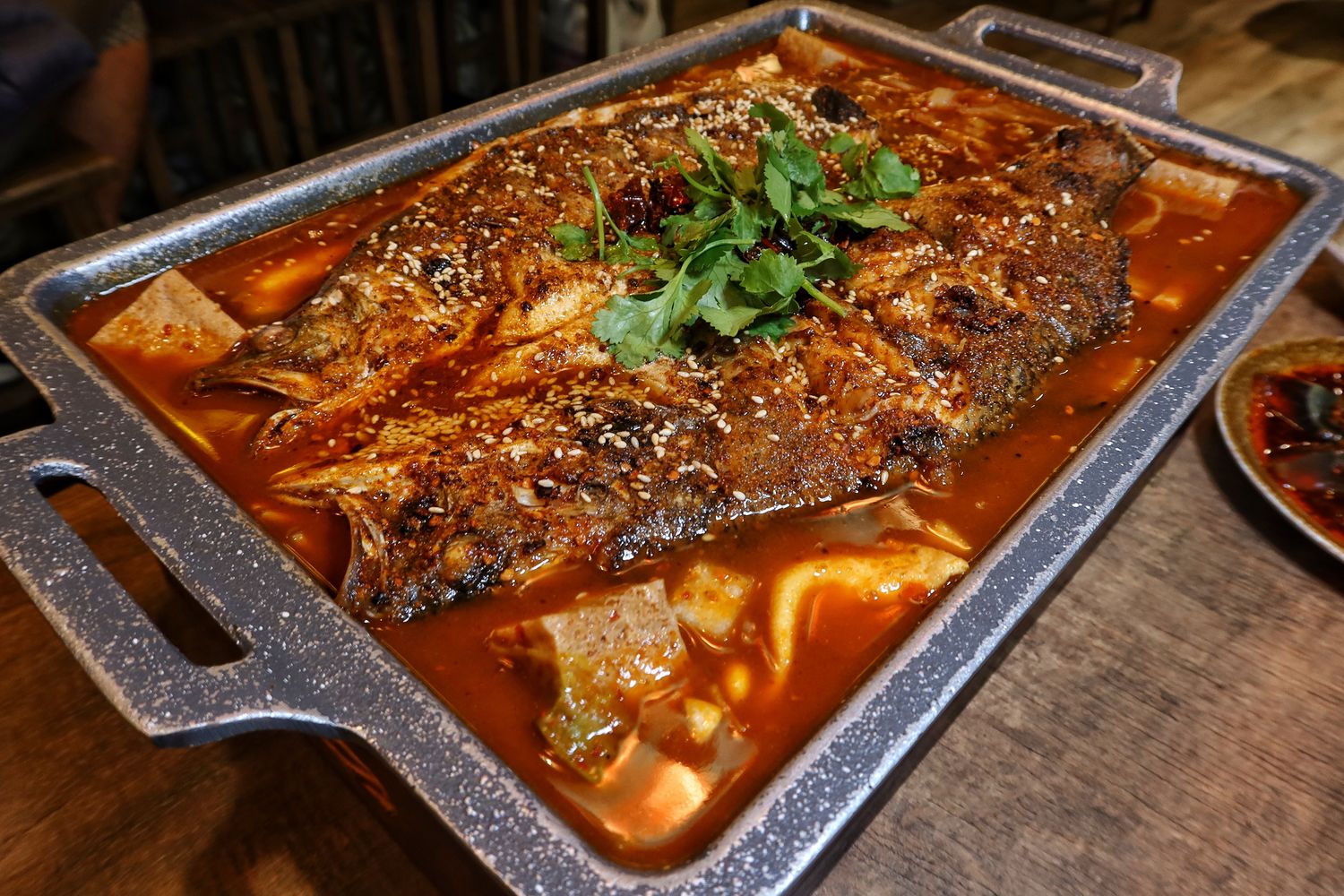 【台南居酒屋】魚小二串燒酒場|道地重慶麻辣烤魚.串燒.熱炒.揚物，濃濃日系氛圍小酌聚餐好去處! @混血珊莎的奇幻旅程