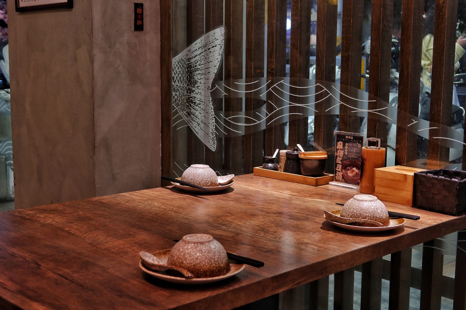 【台南居酒屋】魚小二串燒酒場|道地重慶麻辣烤魚.串燒.熱炒.揚物，濃濃日系氛圍小酌聚餐好去處! @混血珊莎的奇幻旅程