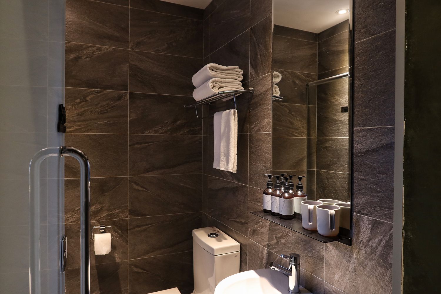 【台中西區住宿 】嬉行旅Hotel Si，女性友善文青風旅店，純白森林系風格超好拍! @混血珊莎的奇幻旅程