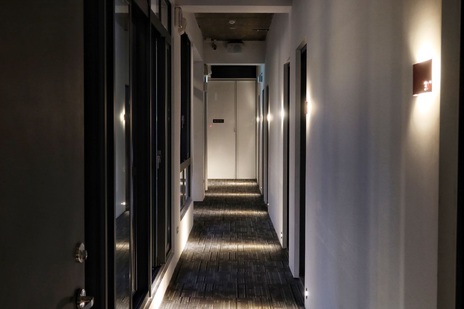 【台中西區住宿 】嬉行旅Hotel Si，女性友善文青風旅店，純白森林系風格超好拍! @混血珊莎的奇幻旅程