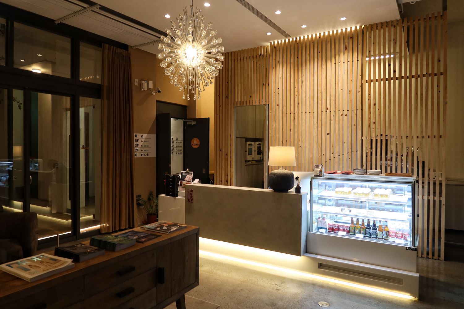 【台中西區住宿 】嬉行旅Hotel Si，女性友善文青風旅店，純白森林系風格超好拍! @混血珊莎的奇幻旅程
