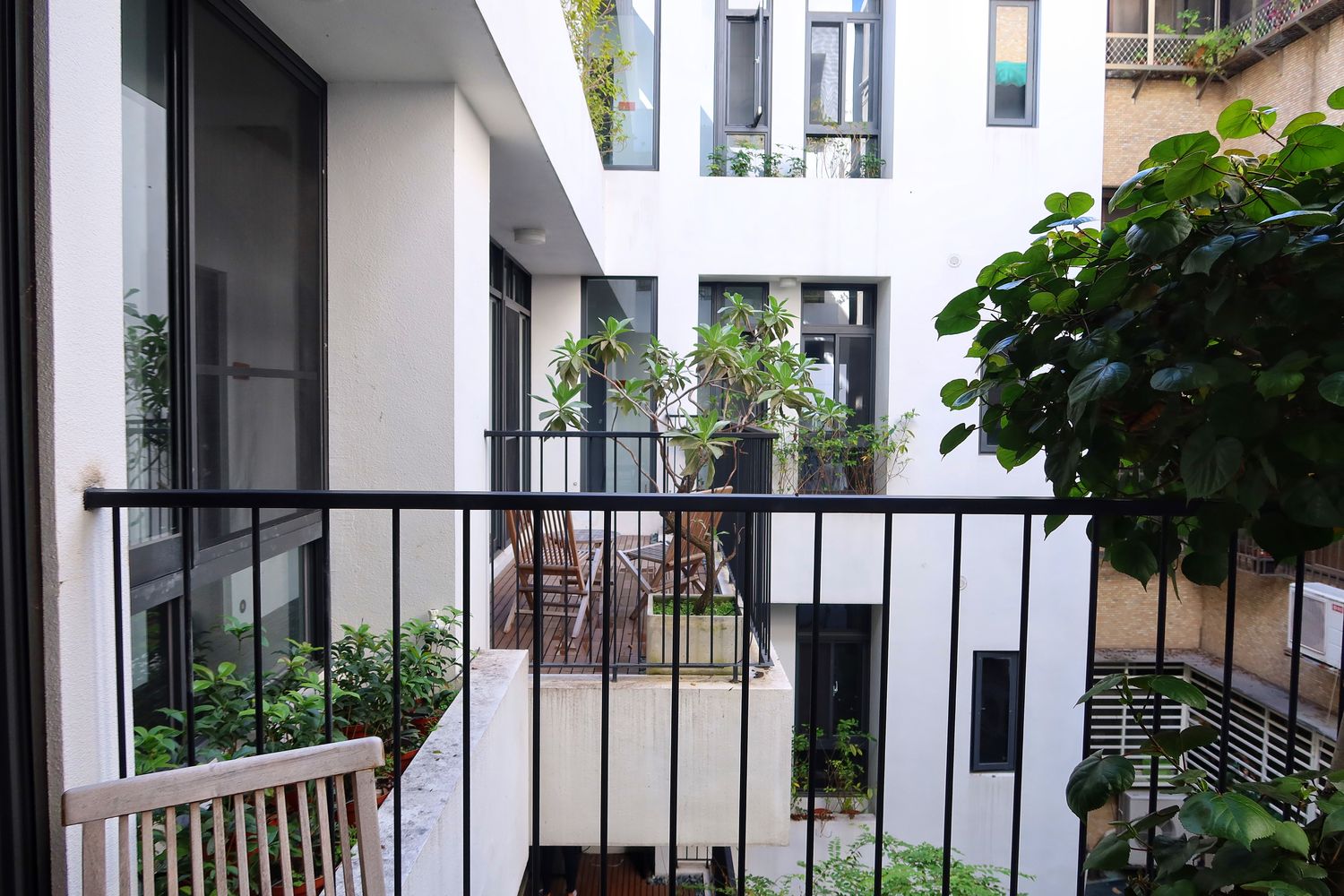 【台中西區住宿 】嬉行旅Hotel Si，女性友善文青風旅店，純白森林系風格超好拍! @混血珊莎的奇幻旅程