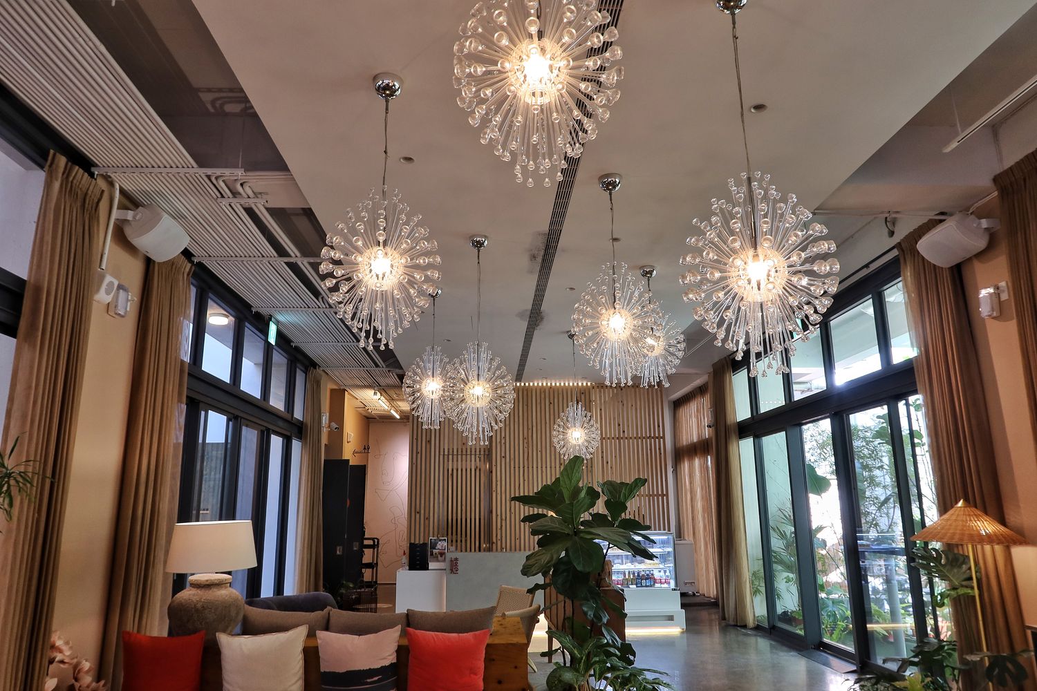 【台中西區住宿 】嬉行旅Hotel Si，女性友善文青風旅店，純白森林系風格超好拍! @混血珊莎的奇幻旅程