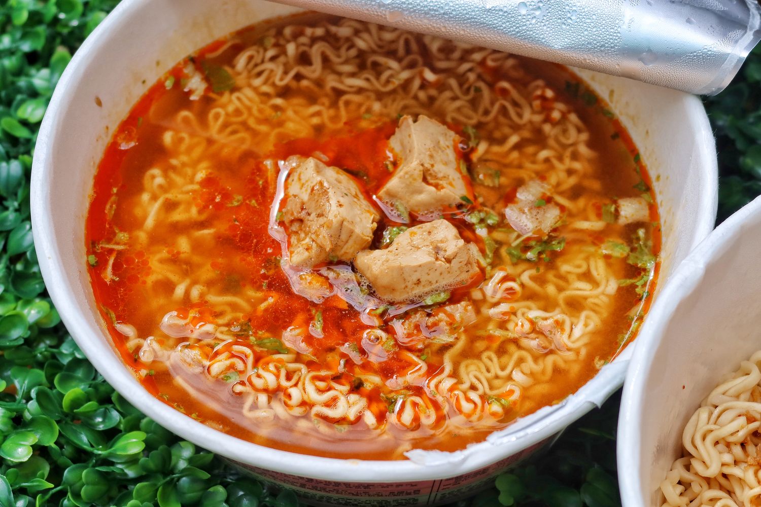 【素食泡麵】蔬食飲食者的最愛「隨緣泡麵」，新豬肉系列上市啦! 塔香新豬肉拌麵跟椒香豆腐新豬肉麵，香到讓人一吃就上癮! @混血珊莎的奇幻旅程