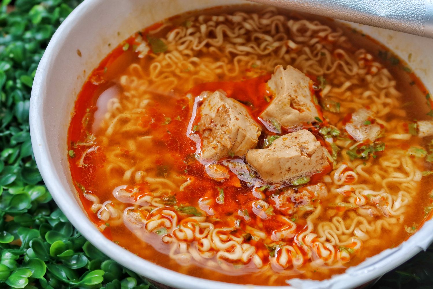 【素食泡麵】蔬食飲食者的最愛「隨緣泡麵」，新豬肉系列上市啦! 塔香新豬肉拌麵跟椒香豆腐新豬肉麵，香到讓人一吃就上癮! @混血珊莎的奇幻旅程