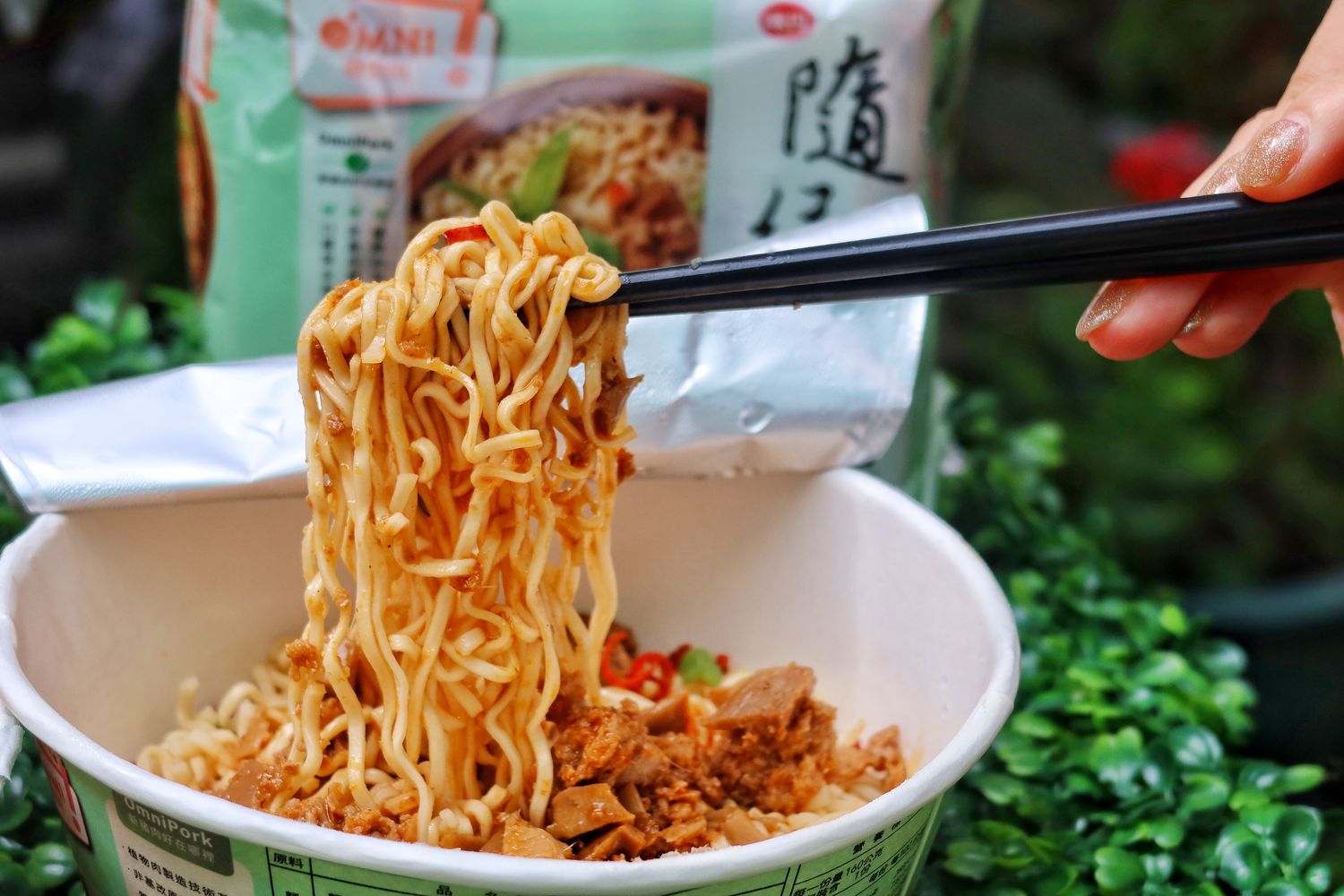 【素食泡麵】蔬食飲食者的最愛「隨緣泡麵」，新豬肉系列上市啦! 塔香新豬肉拌麵跟椒香豆腐新豬肉麵，香到讓人一吃就上癮! @混血珊莎的奇幻旅程
